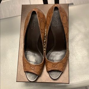 Gucci cognac brown Peep Toe 8.5M monogram pumps